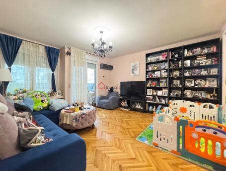 Renoviran stan sa velikom terasom u Mileševskoj