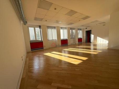 Moderan Poslovni prostor na Trgu Republike