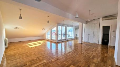 Lux Office kod Hrama sa divnim pogledom i garažom