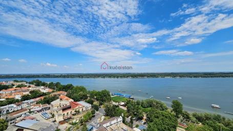 Zemunski kej. Pogled na Dunav. Renoviran