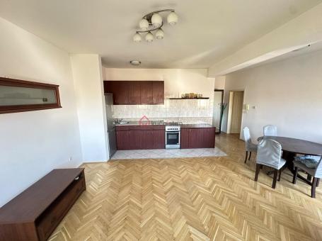 Prelep renovirani stan u centru grada. Odlična investicija