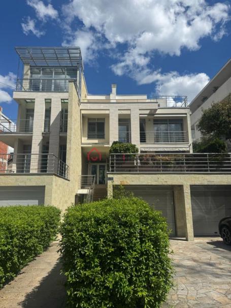 Senjak. Vila sa Dvorištem i Poslovnim Prostorom