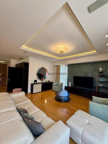 Ultralux, Perfect Location. 2 garages. Pool. Spa