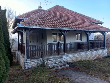 Kuća 101m2 + plac 12a + šuma 30a, Ravna gora