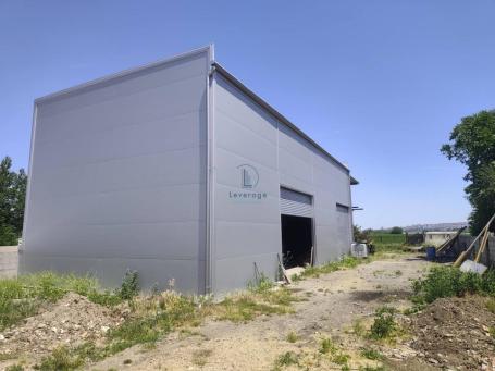 Železnik, Plac sa halom i poslovnim objektom, 200 m2