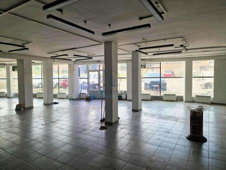 Lokal, Mirijevski bulevar, 700 m2 sa parkingom