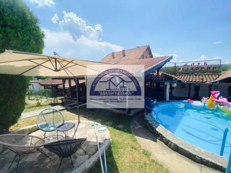 PRELEP KOMPLEKS NA 15 ARI PLACA, VISE STAMBENIH OBJEKATA, BAZEN, RESTORAN. . . 