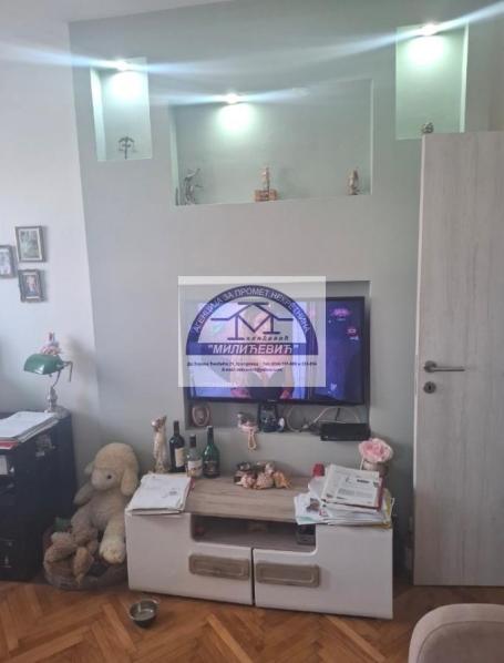 Dvoiposoban stan u strogom centru, pogodan za poslovni prostor, ordinaciju, stanovanje. . . . 