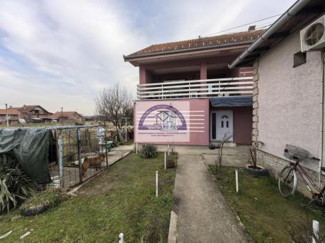 Komforna kuca u Grosnici, povrsine od 245m² i lokal od 30m² na placu od 6 ari. 