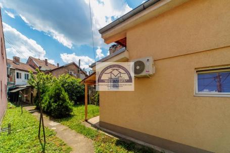 Stan u strogom centru grada, izuzetna lokacija za poslovni prostor, ordunacija, skola  i sl, a moze 