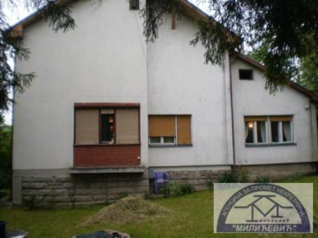 KUCA U KOZUJEVU SA 10,5 ARI PLACA
