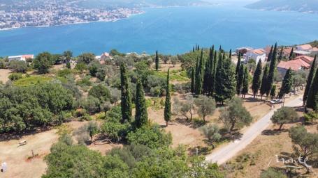 Plac u mirnom i zelenom dijelu Sutorine (Herceg Novi)