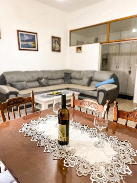 Udoban dvosoban stan sa investicijskim potencijalom u Škaljarima, Kotor