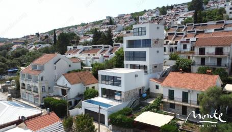 Nova vila sa 4 spavaće sobe, saunom i bazenom 10 metara od plaže