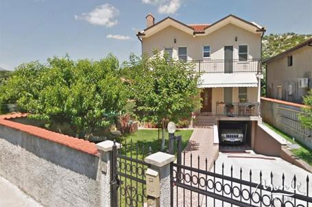 Prostrana kuća sa garažom, kaminom i prijatnom baštom u Podgorici