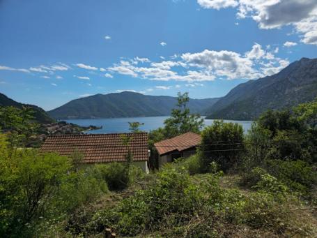Plac u Risnu sa građevinskom dozvolom i pogledom na more