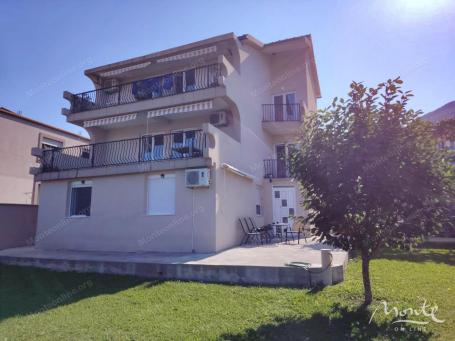 Trospratna kuća sa dva odvojena stana u Baru