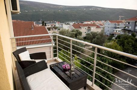 Prostran dvosoban stan s pogledom na more u Đenovićima, Herceg Novi