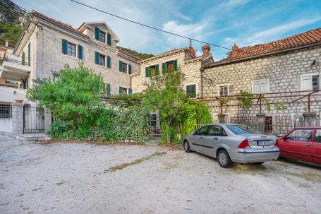 Prekrasna kamena kuća na prvoj liniji do mora