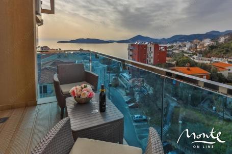 Prostran i svijetao penthouse 5 minuta od plaže u Pržnu