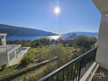 Prostran dvosoban dupleks stan u Kumboru, Herceg Novi