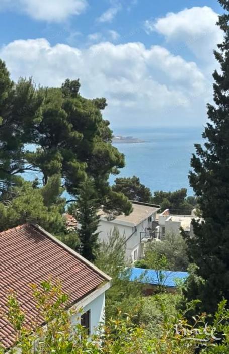Dvospratna kuća sa terasom i prostorom za roštilj u slikovitom dijelu Bara