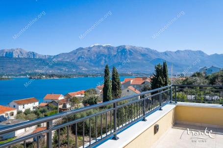 Prostrani trosoban penthouse sa pogledom na Bokokotorski zaliv u Krašićima, Tivat