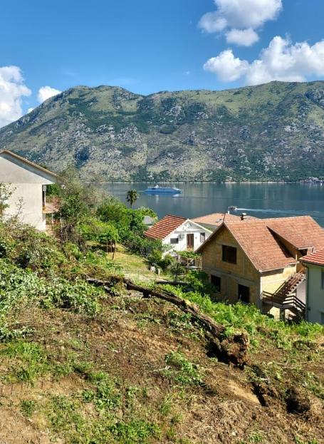 Jedinstvena parcela blizu mora u slikovitom selu Stoliv