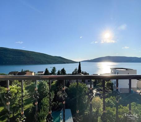 Apartman sa jednom spavaćom sobom i pogledom na more u kompleksu sa bazenom u Kumboru