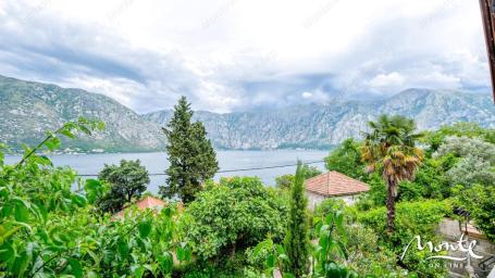 Mala, trospratna kuća kojoj je potrebna renovacija sa panoramskim pogledom u selu Stoliv