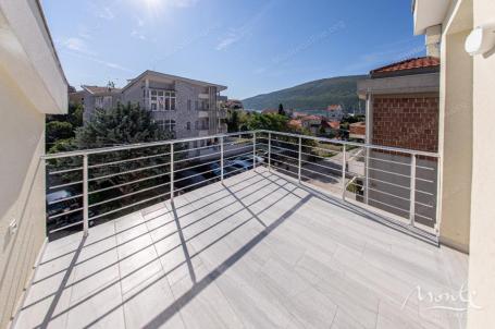 Dvosoban stan u novoj zgradi s pogledom na more u Đenovićima, Herceg Novi