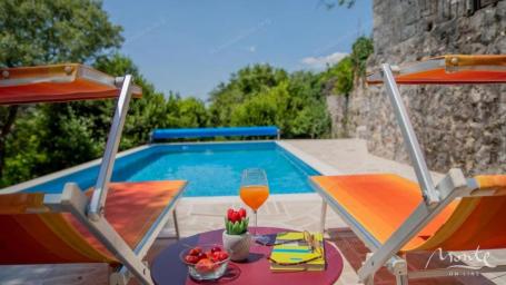 RENOVIRANA KAMENA KUĆA SA BAZENOM NA LUŠTICI