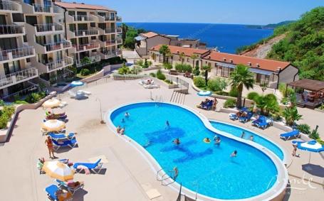 Svijetao stan sa velikom terasom blizu plaža Miločera — Pržno, Budva