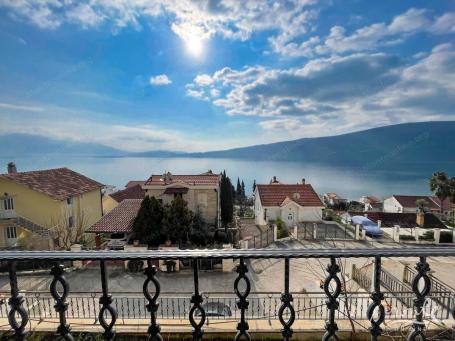 Prostran dupleks sa 2 spavaće sobe i pogledom na more u centru Bijele, Herceg Novi