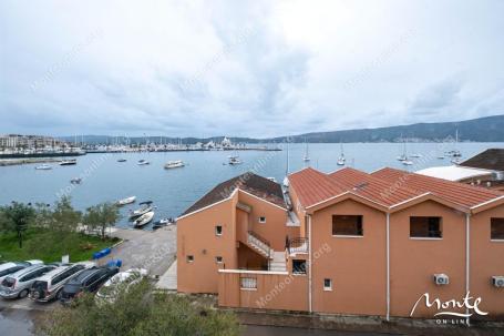 Tivat, prva linija – apartman sa 3 spavaće sobe i pogledom na Porto Montenegro