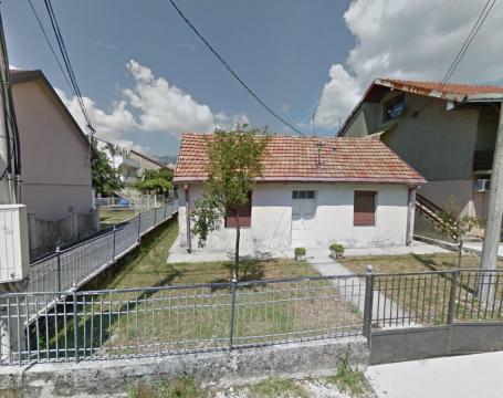 Plac sa tradicionalnom kamenom kućom u centru Cetinja