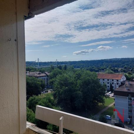LIMAN 3 DVOSOBAN UKNJIZEN SA POGLEDOM NA MOST I  FRUSKU GORU!!!  -  133000E