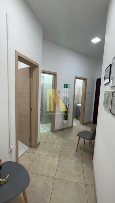 Izdaje se potpuno renoviran poslovni prostor od 127 m² u blizini Sajma