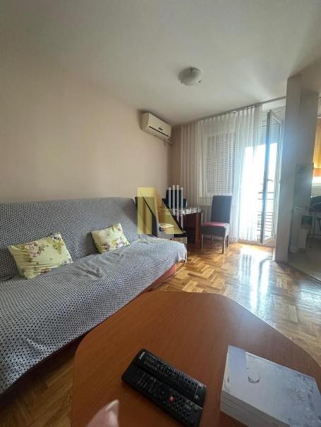 Namešten jednoiposoban stan na Novoj Detelinari