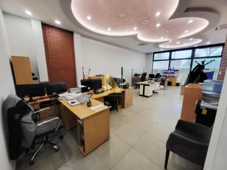 Ulični, višenamenski poslovni prostor, 207m2 +80m2 terase, cena sa PDV-om