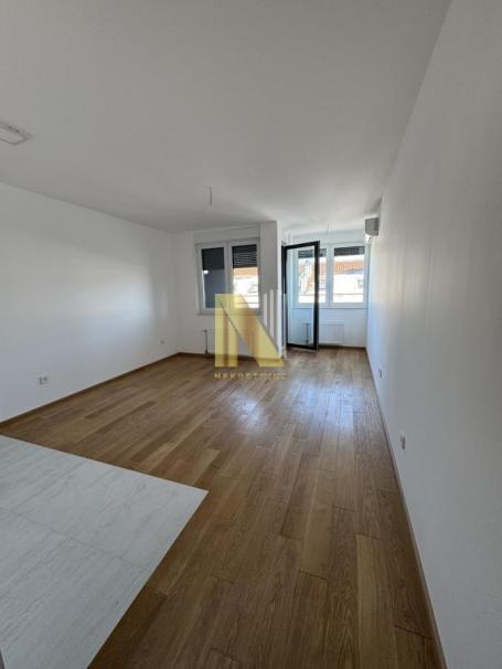 Izdaje se nova, neuseljavana garsonjera kod Futoške pijace – 33 m², terasa, top lokacija