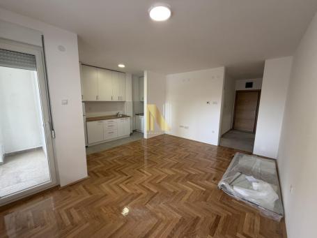 Dvosoban, delimično namešten stan u novogradnji, Bulevar Evrope