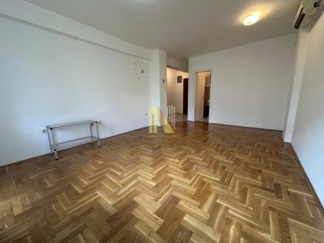 Prodaje se - komforan 2.0 stan - Branka Bajića