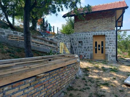 Sremski Karlovci, Banstol – vikendica za velikim placem sa koga se pruža fantastičan pogled na Dunav