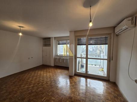 Dvosoban polunamešten stan - Bulevar Cara Lazara