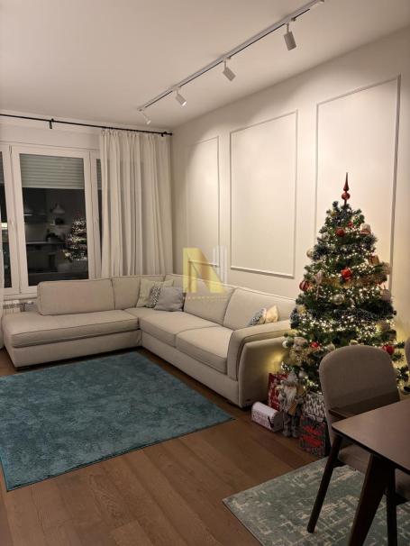 Moderno opremljen 3.0 stan na Bulevaru Evrope