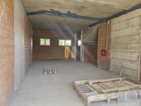 Ulični lokal površine 92m2- Telep