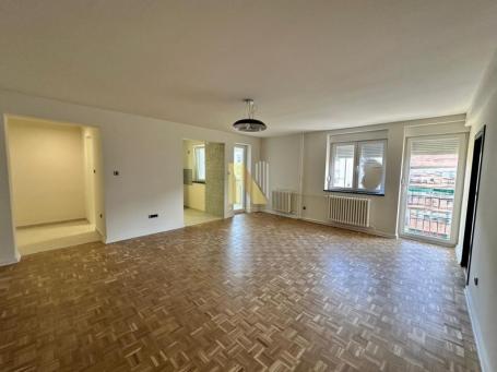 Dvosoban, kompletno renoviran stan, Adamovićevo naselje