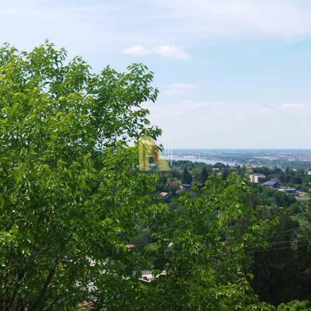 Vikendica na Čardaku sa panoramskim pogledom na placu od 1.000 m²