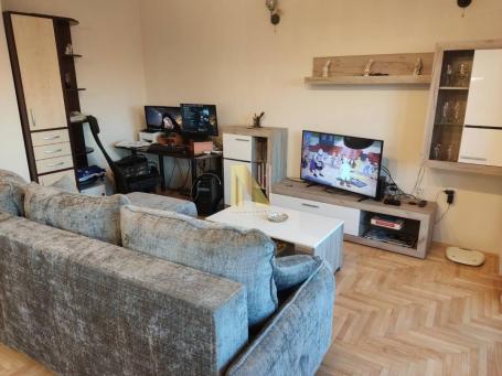 Renoviran dvosoban stan na Bulevaru Evrope